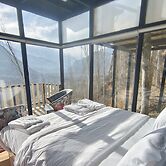 Stunning Cliff-edge 2-bedroom Chalet in Karimabad