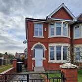 Lovely, Large 3 - Bedroom House in Preston