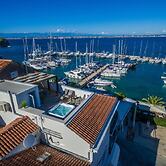 Good Life Deluxe Seafront Apartment