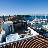 Good Life, Luxury Seafront Apartment