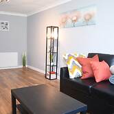 House Sleeps 8 With Garden and Parking