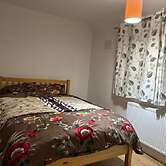 Spacious 3-bed House With car Park Near Heathrow