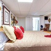 Spacious Waterfront Retreat Near Uw-green Bay