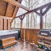 Honey Bear Pause: Rural Escape w/ Porch & Hot Tub!
