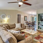 Charming Home w/ Deck & Yard - 1 Mi to Lake Texoma