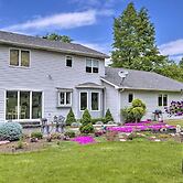 Charming Lewiston Apt: 10 Miles to Niagara Falls!