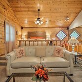 Studio w/ Deck: Near Thorncrown Chapel & Lakes