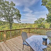 Private Eureka Springs Retreat w/ Hot Tub!