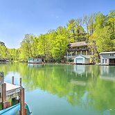 Screened Porch & Grill: Waterfront Landrum Cottage