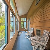 Charming Retreat w/ Deck ~ 4 Mi From Casco Bay!