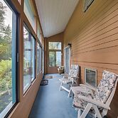 Charming Retreat w/ Deck ~ 4 Mi From Casco Bay!