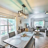 Charming Springfield Escape w/ Furnished Deck