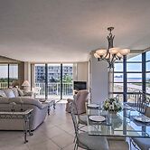 Sunny Getaway: Community Amenities, Walk to Beach!