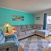 Condo w/ Balcony & Pool: Walk to 2 Beach Accesses!
