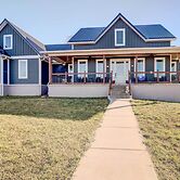 Spacious Farmhouse Near Hikes & Waterfalls