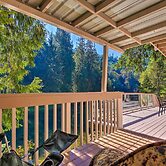 Spacious Kalama Studio w/ Riverfront Deck!