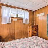 Cozy Hampton Cottage w/ BBQ - Walk to Ocean!