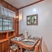 Cozy Knoxville Getaway ~ 8 Mi to Downtown!