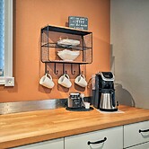 Cute & Cozy PDX Area Townhouse: 31 Mi to Mt. Hood!