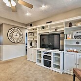 Cute & Cozy PDX Area Townhouse: 31 Mi to Mt. Hood!