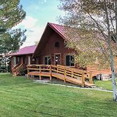 Rustic Cabin 20 Mins to Capitol Reef Nat'l Park!