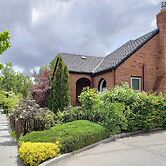 Ski, Shop & Explore: Walkable Midtown Reno Oasis!