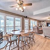 Lake Livingston Hideaway w/ Dock + Gas Grill!