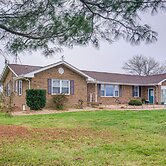 Deck & Pasture Views! Bealeton Farmhouse Escape