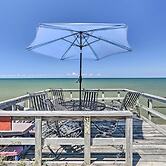 Hilton Lake Getaway w/ Over-the-water Deck!
