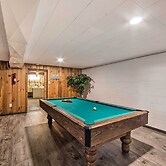 Marietta Home w/ Private Hot Tub, Pool Table!