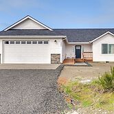 Ocean Shores Home w/ Game Room - Walk to Beaches!