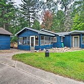 Roscommon Cabin w/ Fire Pit: Walk to Higgins Lake!