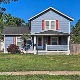 Lorain Lake Cottage < 1 Mi to Lake Erie Fun!