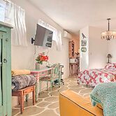 Quirky Santa Cruz Studio w/ Shared Courtyard!