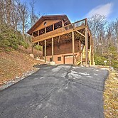 'the Cozy Bear Cabin: Upscale Deck & Mtn Views!