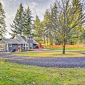 Peacock Hill Retreat on 1 Acre, 1 Mi to Harbor