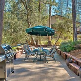 Beautiful Wooded Escape, Half-mi to Pine Mtn Lake!