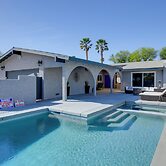 Theater Room & Pool Deck: Retreat in Palm Desert!