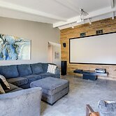 Theater Room & Pool Deck: Retreat in Palm Desert!