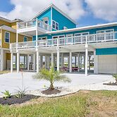 1 Mi to Ocean: Colorful Freeport Beach Rental!