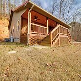 Cozy Waverly Cabin w/ Fireplace & Deck!