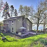 Hilltop Green Lake Home: Dock, Kayaks, Views!