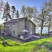 Hilltop Green Lake Home: Dock, Kayaks, Views!