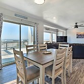 Gold Beach Home w/ Hot Tub, 1/4 Mi to Beach!