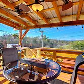 Studio w/ Loft, Hot Tub & Views in Marshall!