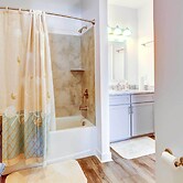 Bright Lewes Condo w/ Balcony, 7 Mi to Beach!