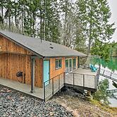 Dreamy Bayfront Cabin w/ View, Dock & Kayaks