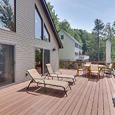 Large Deck + Resort Amenities: Lake Ariel Retreat