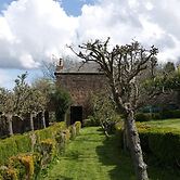 Cosy Secret Cottage in a Beautiful Walled Garden