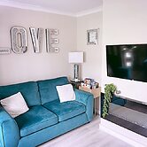 Entire 3-bedroom Home in Oldham - Guest House